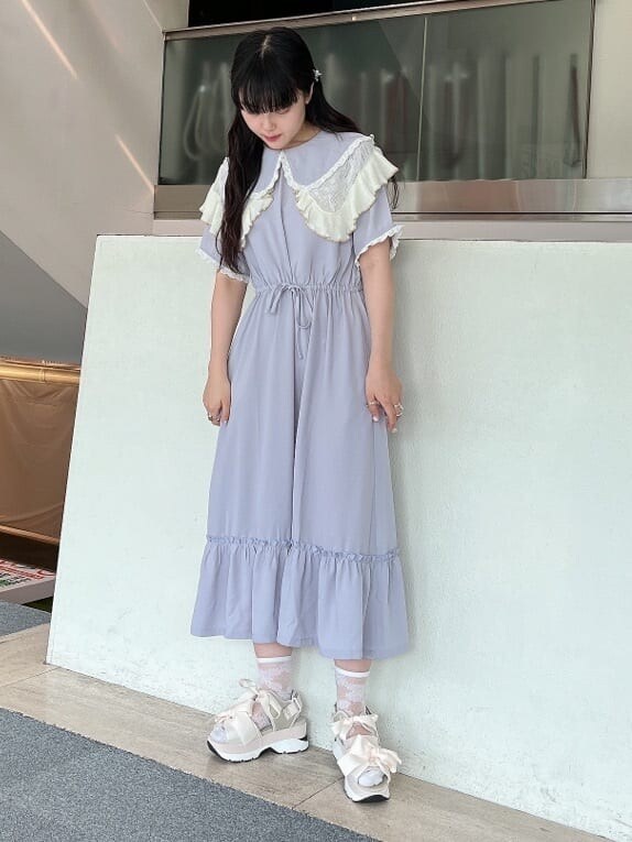 ブルー系のワンピース、ブラック系のサンダル、ホワイト系の付け襟を着用したレディースの夏コーディネートの2枚目の写真