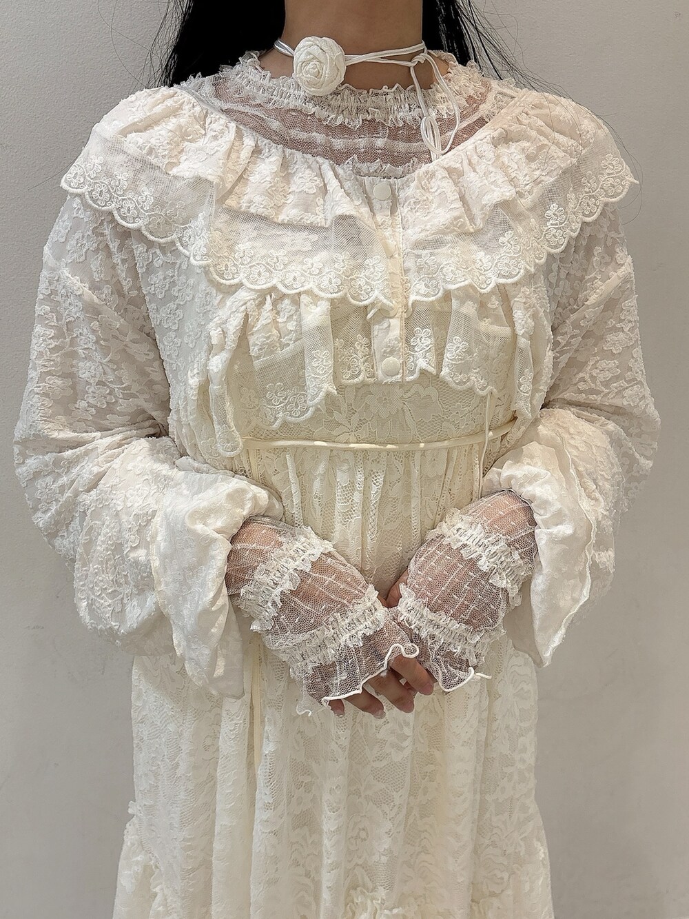 ホワイト系のTシャツ/カットソー、レッド系のローファー、ホワイト系のシャツ/ブラウスを着用したレディースの夏コーディネートの7枚目の写真