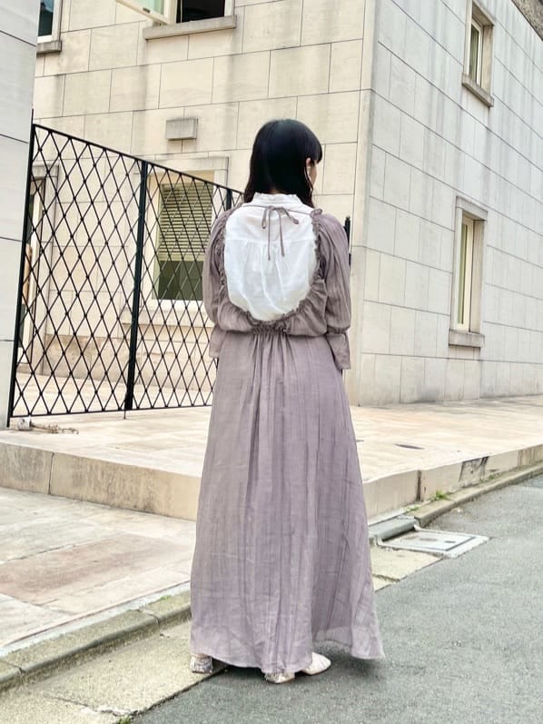 ホワイト系のパンプス、ホワイト系のハンドバッグ、グレー系のワンピースを着用したレディースの春コーディネートの3枚目の写真