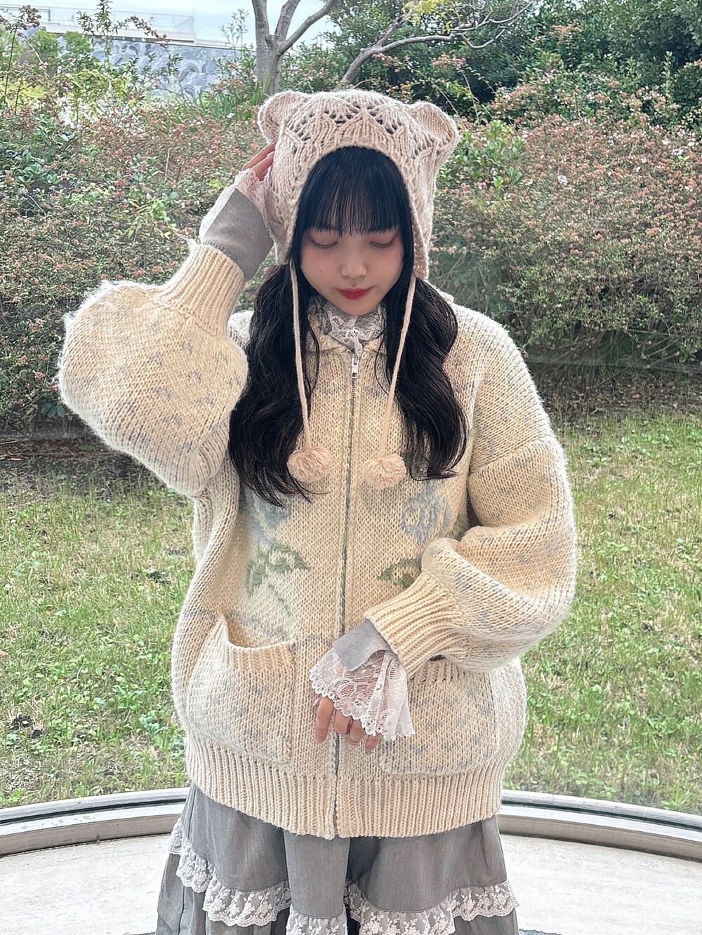 ブルー系のカーディガン/ボレロ、グレー系のニット/セーター、グレー系のスカートを着用したレディースの冬コーディネートの5枚目の写真