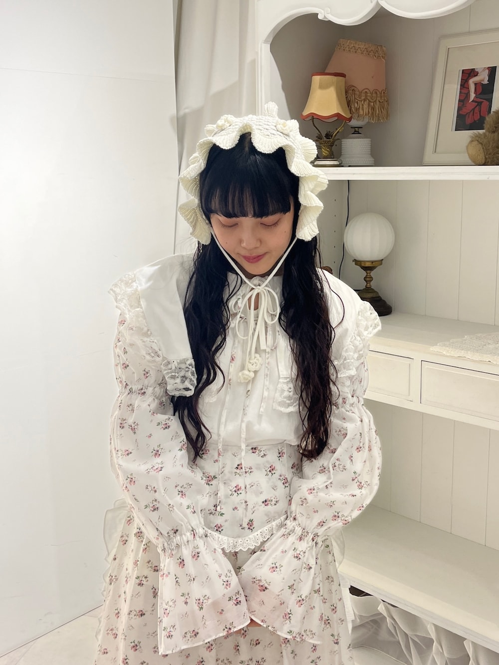 ホワイト系のカーディガン/ボレロ、ホワイト系のTシャツ/カットソー、ホワイト系のスカートを着用したレディースの秋コーディネートの6枚目の写真