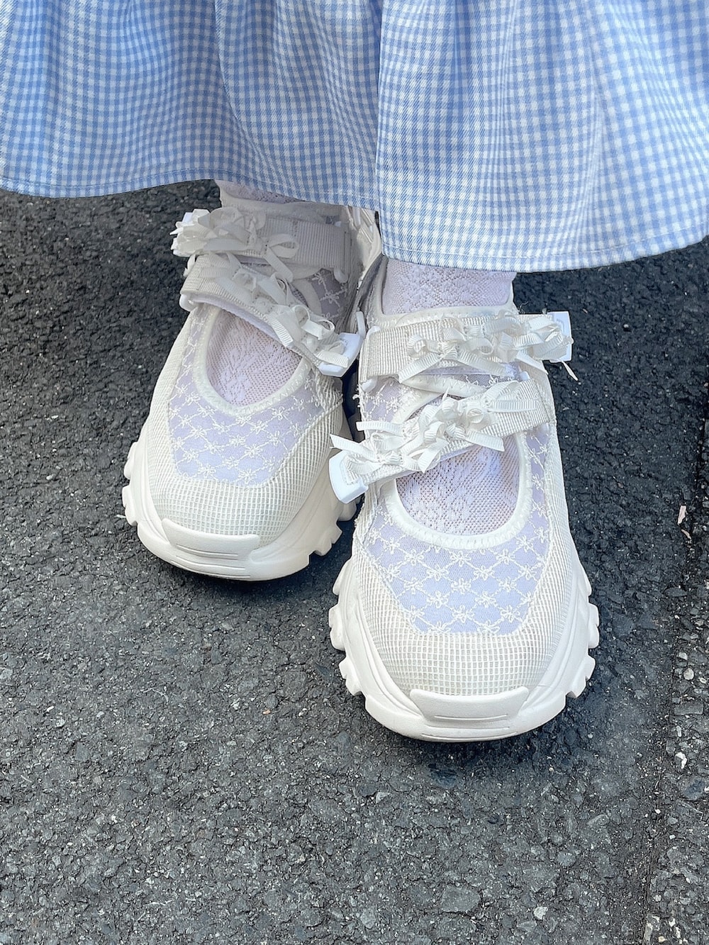 ホワイト系のスウェット、ブルー系のジャージ、ブルー系のショルダーバッグを着用したレディースの春コーディネートの10枚目の写真