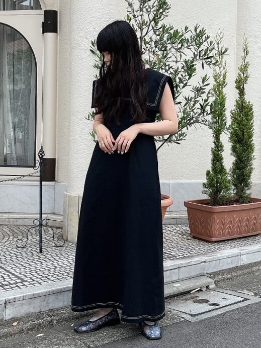 ブルー系のパンプス、ブラック系のワンピース、ブラック系のシャツ/ブラウスを着用したレディースの夏コーディネートの2枚目の写真