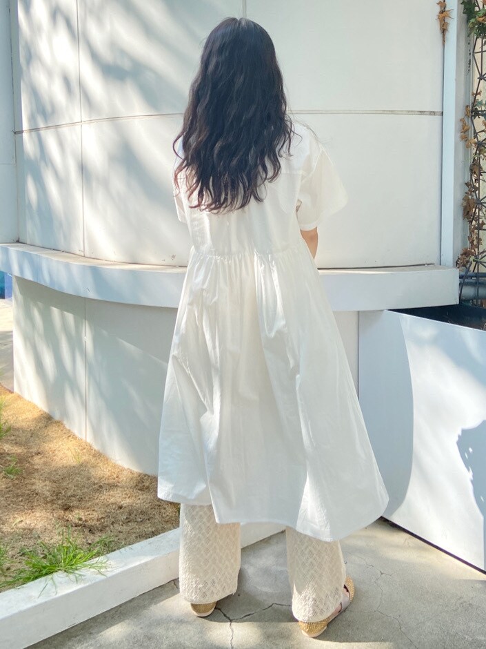 ベージュ系のパンプス、ホワイト系のワンピース、ホワイト系のその他パンツを着用したレディースの春コーディネートの2枚目の写真