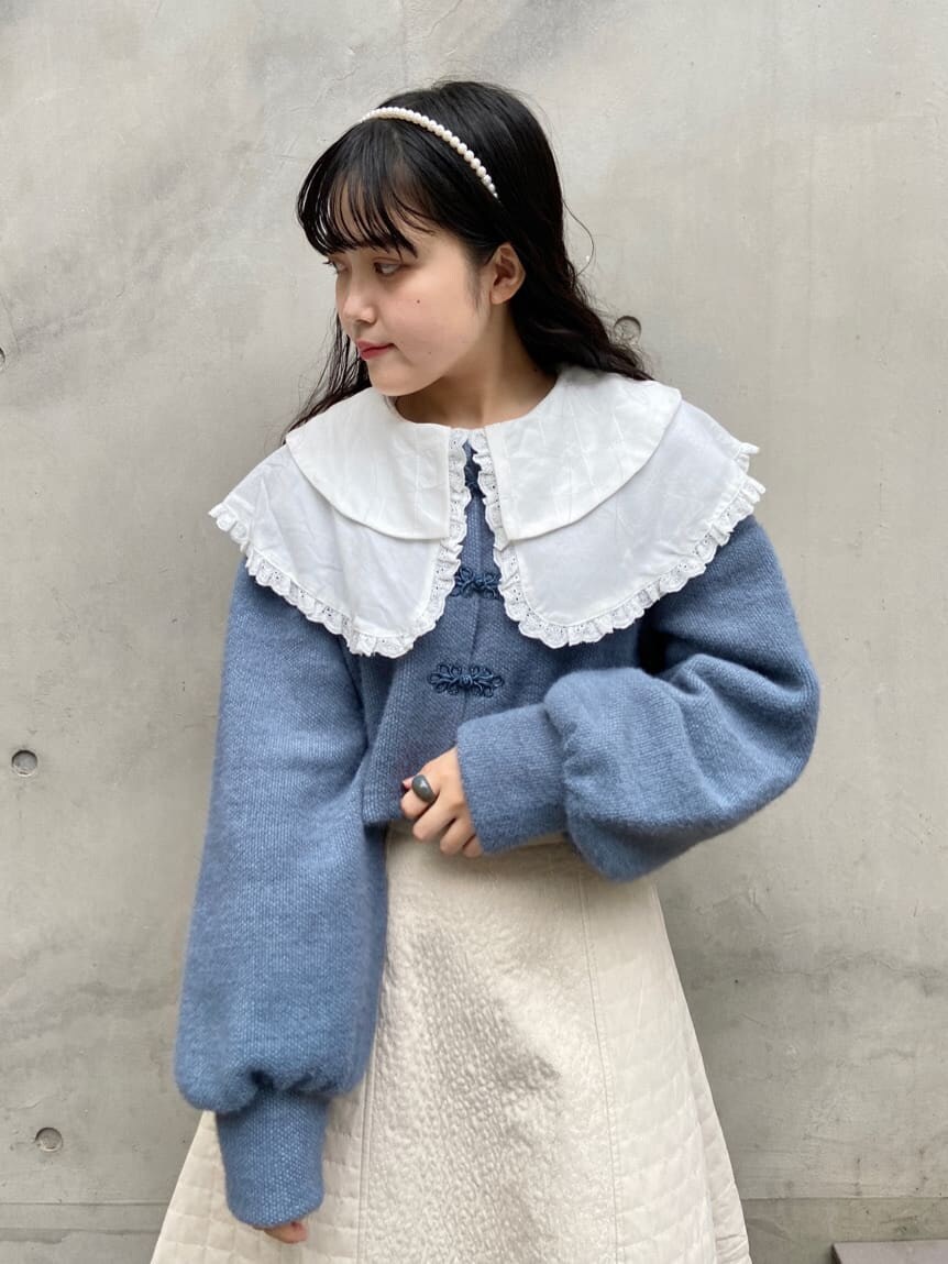 ベージュ系のパンプス、ホワイト系のシャツ/ブラウス、ホワイト系のスカートを着用したレディースの秋コーディネートの4枚目の写真