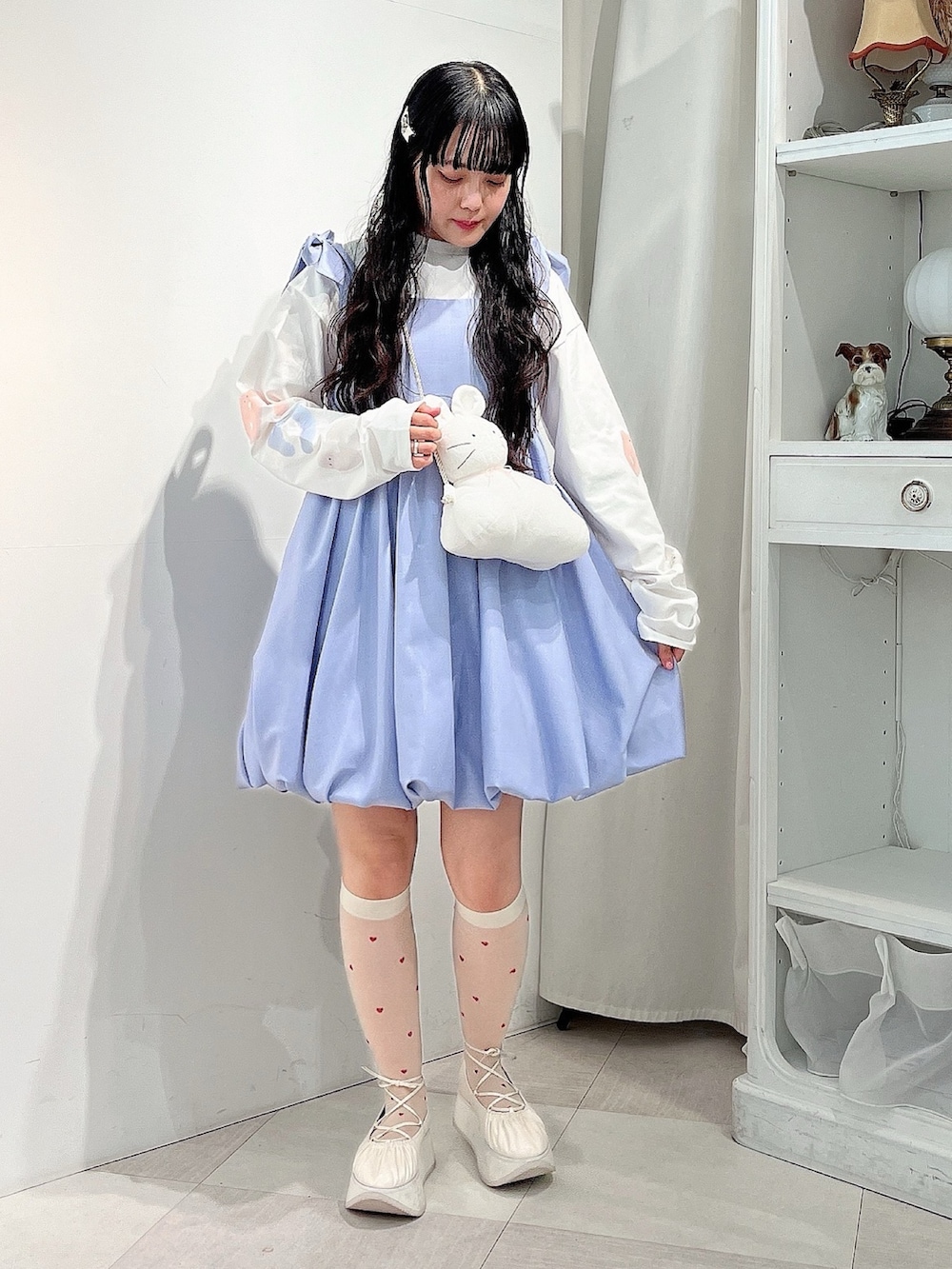 ホワイト系のTシャツ/カットソー、ホワイト系のショルダーバッグ、ブルー系のワンピースを着用したレディースの冬コーディネートの3枚目の写真