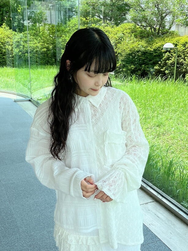 ホワイト系のシャツ/ブラウス、ホワイト系のスカート、ホワイト系のパンプスを着用したレディースの夏コーディネートの3枚目の写真