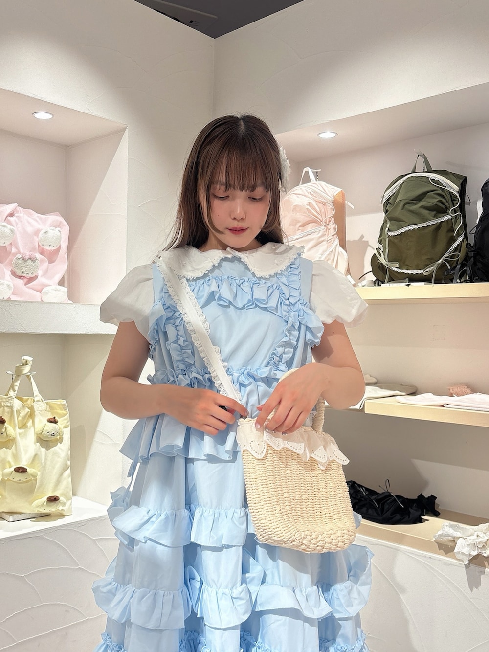 ホワイト系のシャツ/ブラウス、ホワイト系のハンドバッグ、ブルー系のワンピースを着用したレディースの夏コーディネートの5枚目の写真