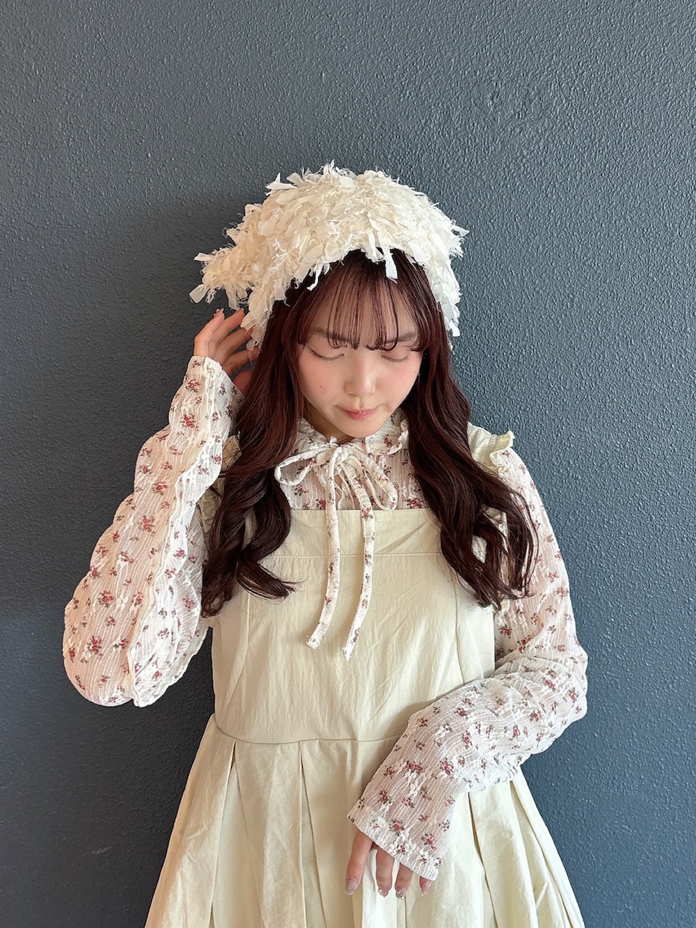 ホワイト系のTシャツ/カットソー、ホワイト系のショルダーバッグ、ホワイト系のワンピースを着用したレディースの冬コーディネートの5枚目の写真