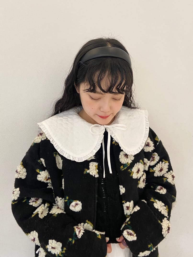 ブラック系のその他アウター、ホワイト系のワンピース、グレー系のパンプスを着用したレディースの秋コーディネートの3枚目の写真