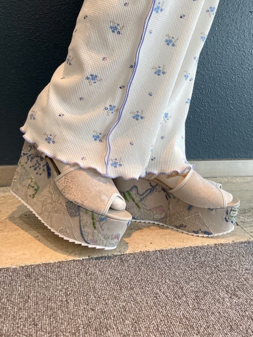 ホワイト系のTシャツ/カットソー、ホワイト系のその他パンツ、グレー系のサンダルを着用したレディースの夏コーディネートの6枚目の写真