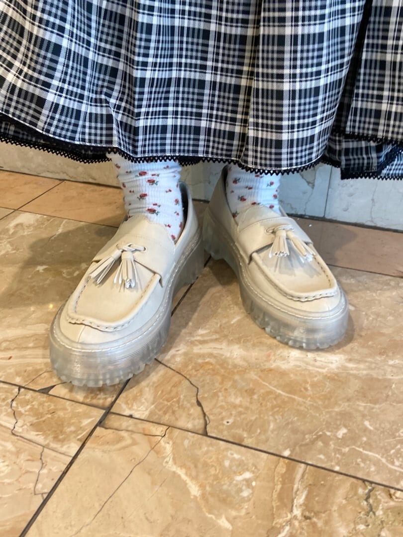 ブラック系のスカート、ブラック系のトートバッグ、ホワイト系のシャツ/ブラウスを着用したレディースの秋コーディネートの8枚目の写真