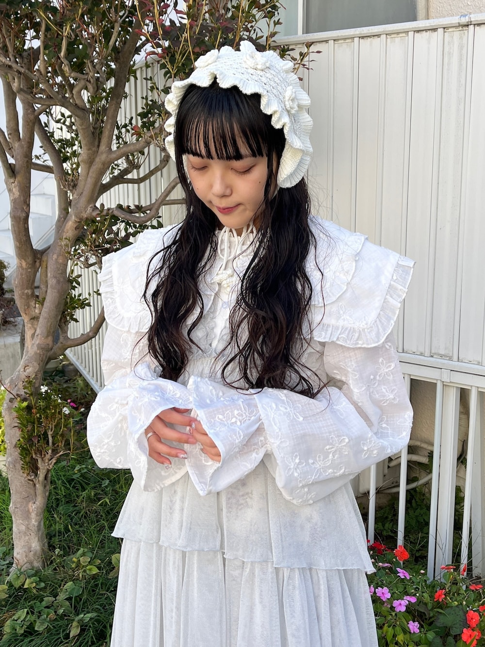 ホワイト系のシャツ/ブラウス、ブルー系のワンピース、パープル系のスカートを着用したレディースの冬コーディネートの6枚目の写真