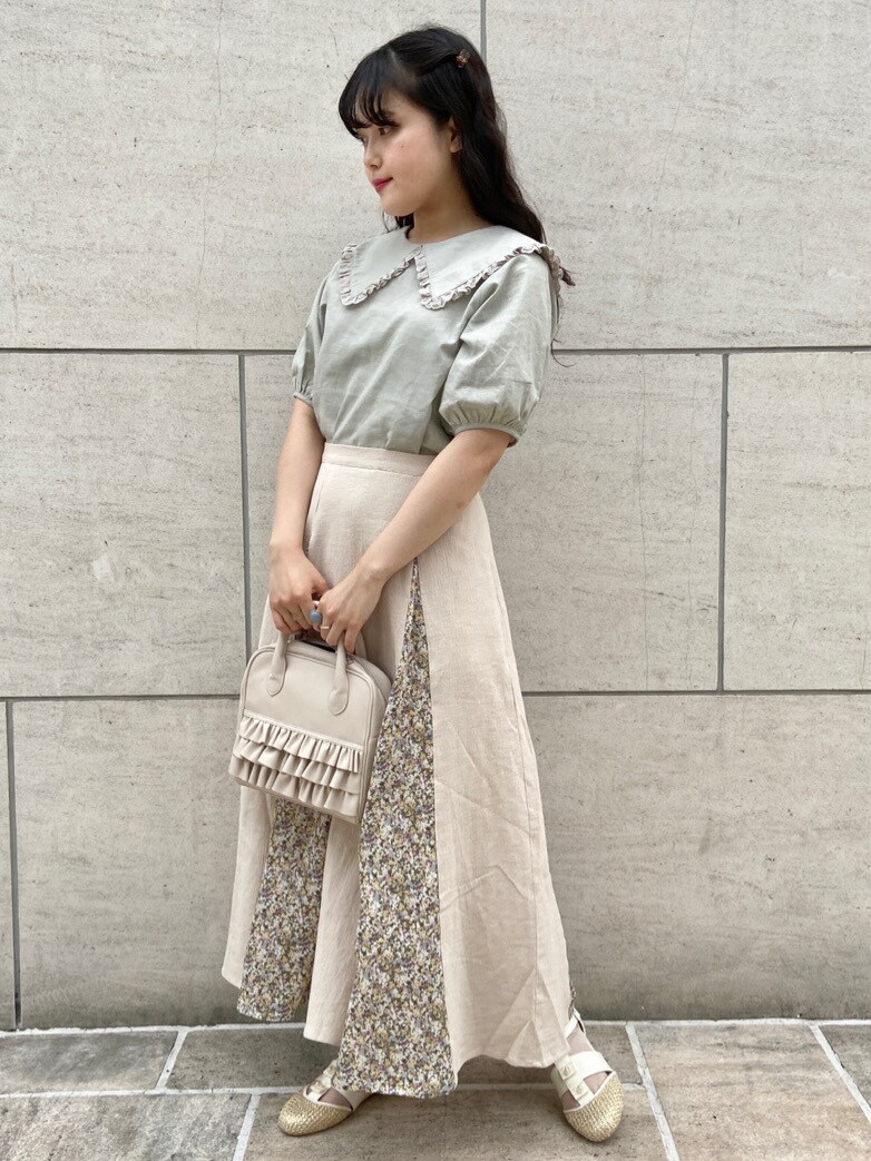 ベージュ系のパンプス、グリーン系のシャツ/ブラウス、ベージュ系のスカートを着用したレディースの夏コーディネートの2枚目の写真