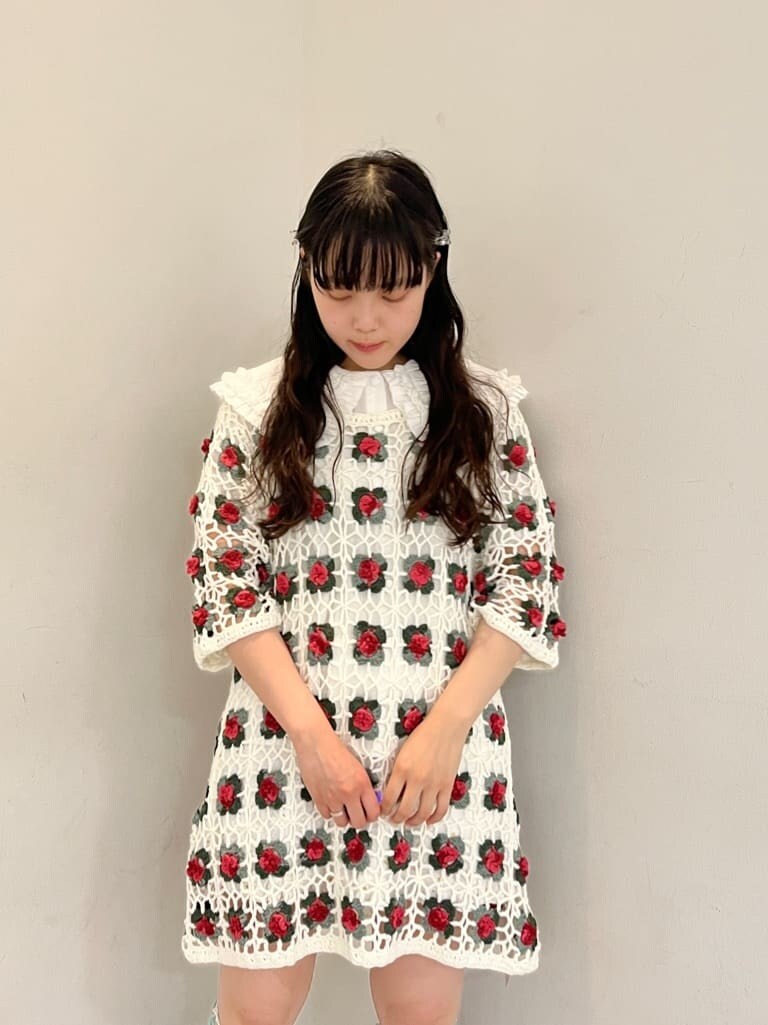 ホワイト系のその他パンツ、ホワイト系のチュニック、ホワイト系のシャツ/ブラウスを着用したレディースの夏コーディネートの2枚目の写真