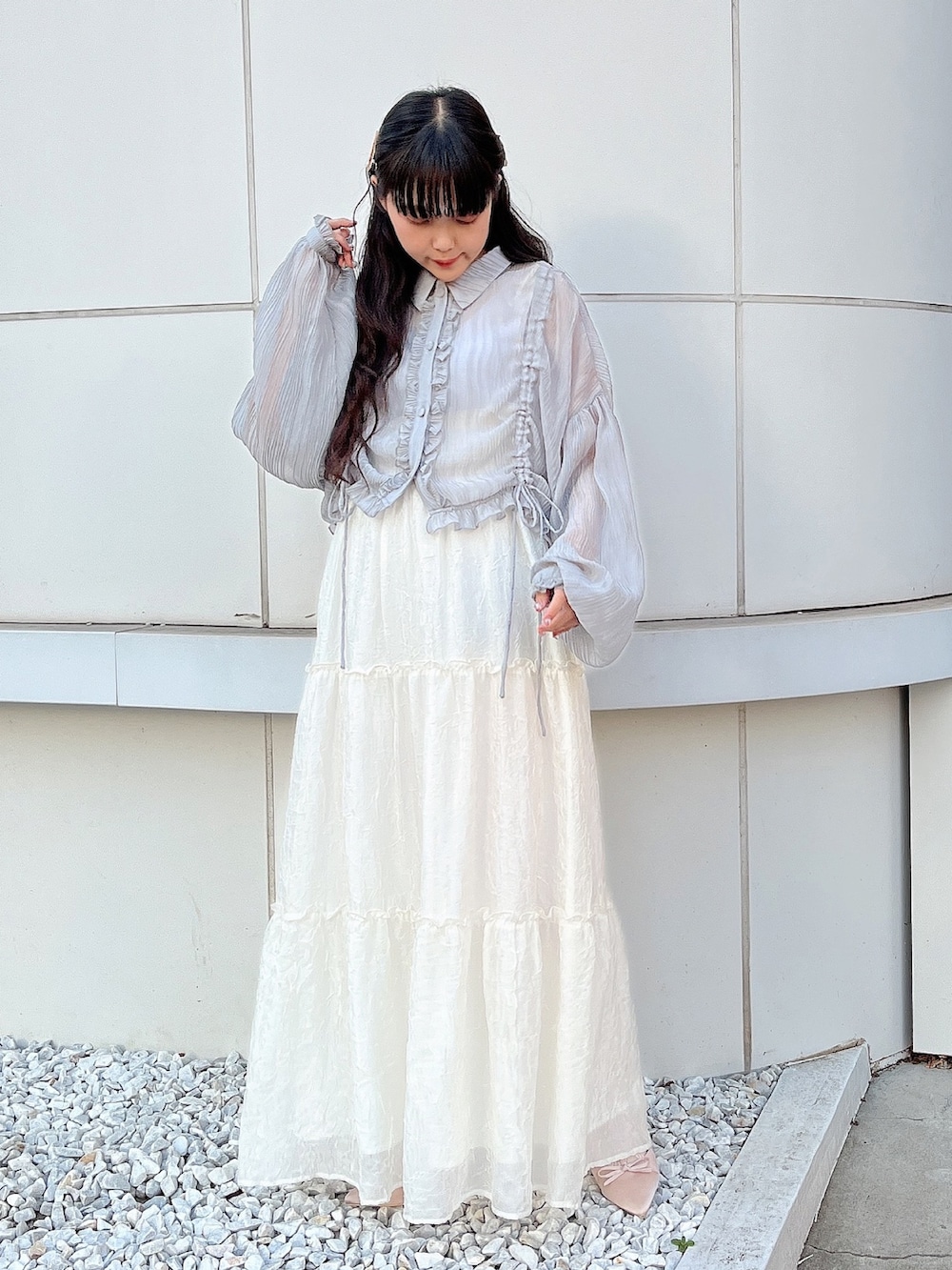 ブルー系のシャツ/ブラウス、ホワイト系のワンピース、ベージュ系のパンプスを着用したレディースの春コーディネートの2枚目の写真