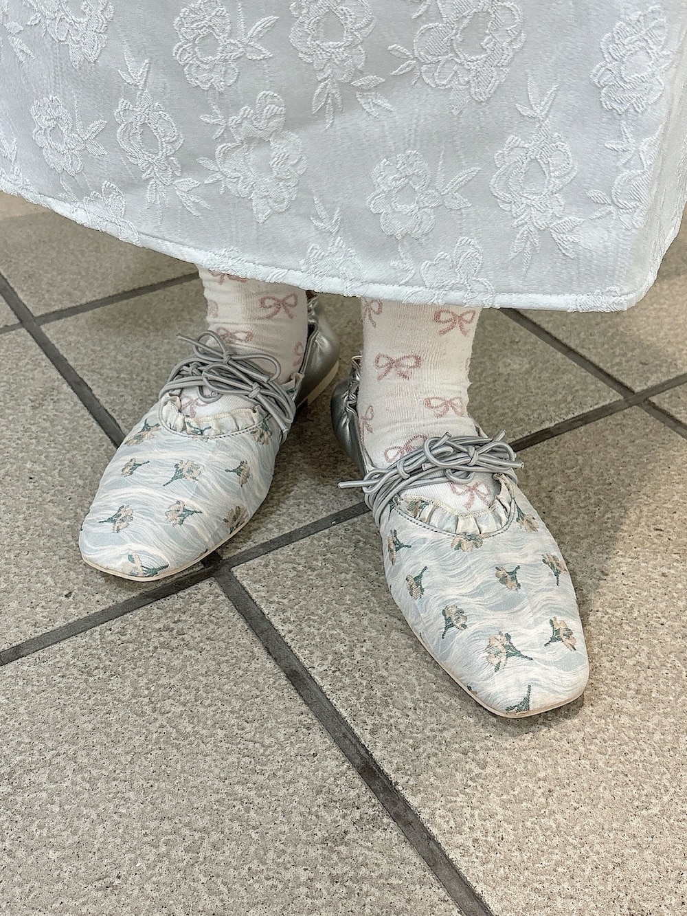 ブルー系のワンピース、シルバー系のバレエシューズ、ホワイト系のニットキャップ/ビーニーを着用したレディースの春コーディネートの8枚目の写真