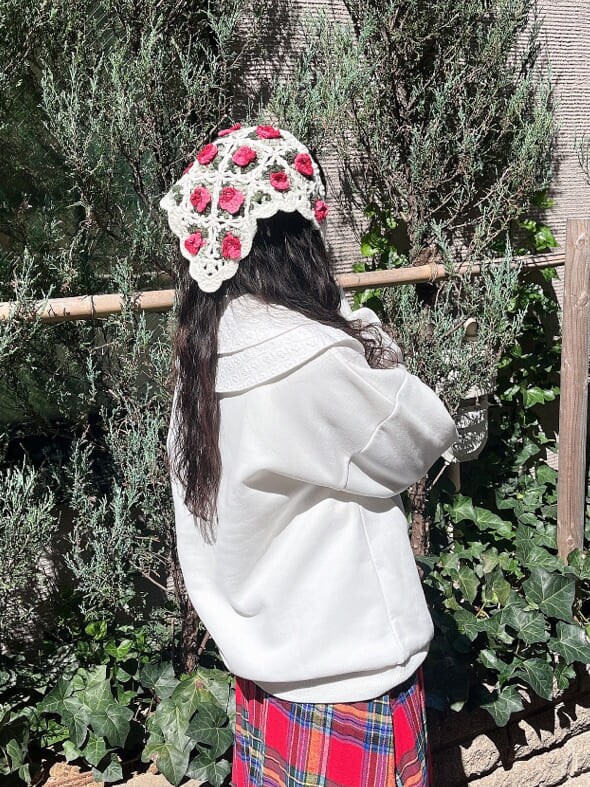 ホワイト系のシャツ/ブラウス、ホワイト系のブーツ、レッド系のスカートを着用したレディースの秋コーディネートの3枚目の写真