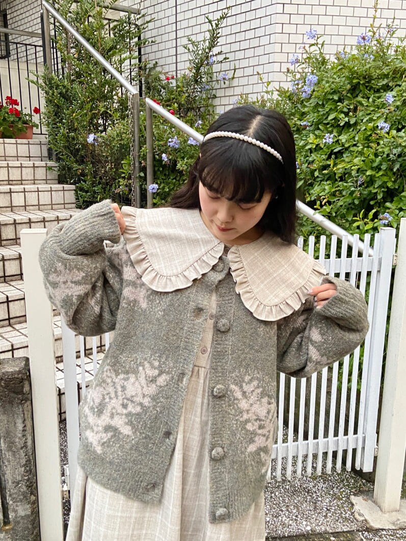 ホワイト系のブーツ、ホワイト系のハンドバッグ、ベージュ系のワンピースを着用したレディースの冬コーディネートの4枚目の写真