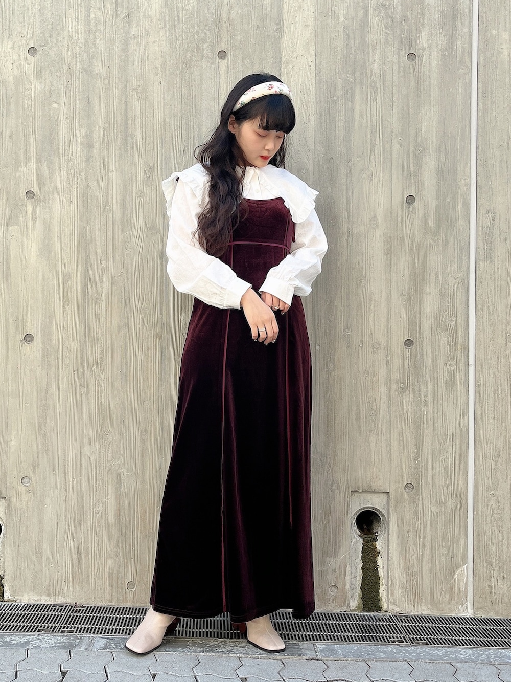 ホワイト系のシャツ/ブラウス、ホワイト系のナイロンジャケット、レッド系のワンピースを着用したレディースの冬コーディネートの3枚目の写真