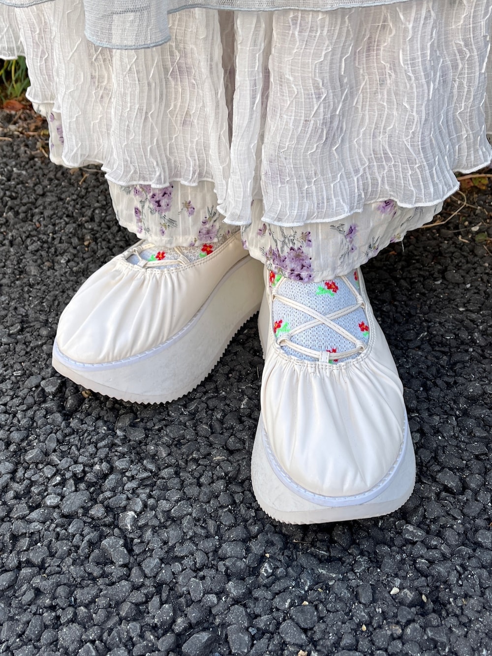 ホワイト系のシャツ/ブラウス、ブルー系のワンピース、パープル系のスカートを着用したレディースの冬コーディネートの9枚目の写真