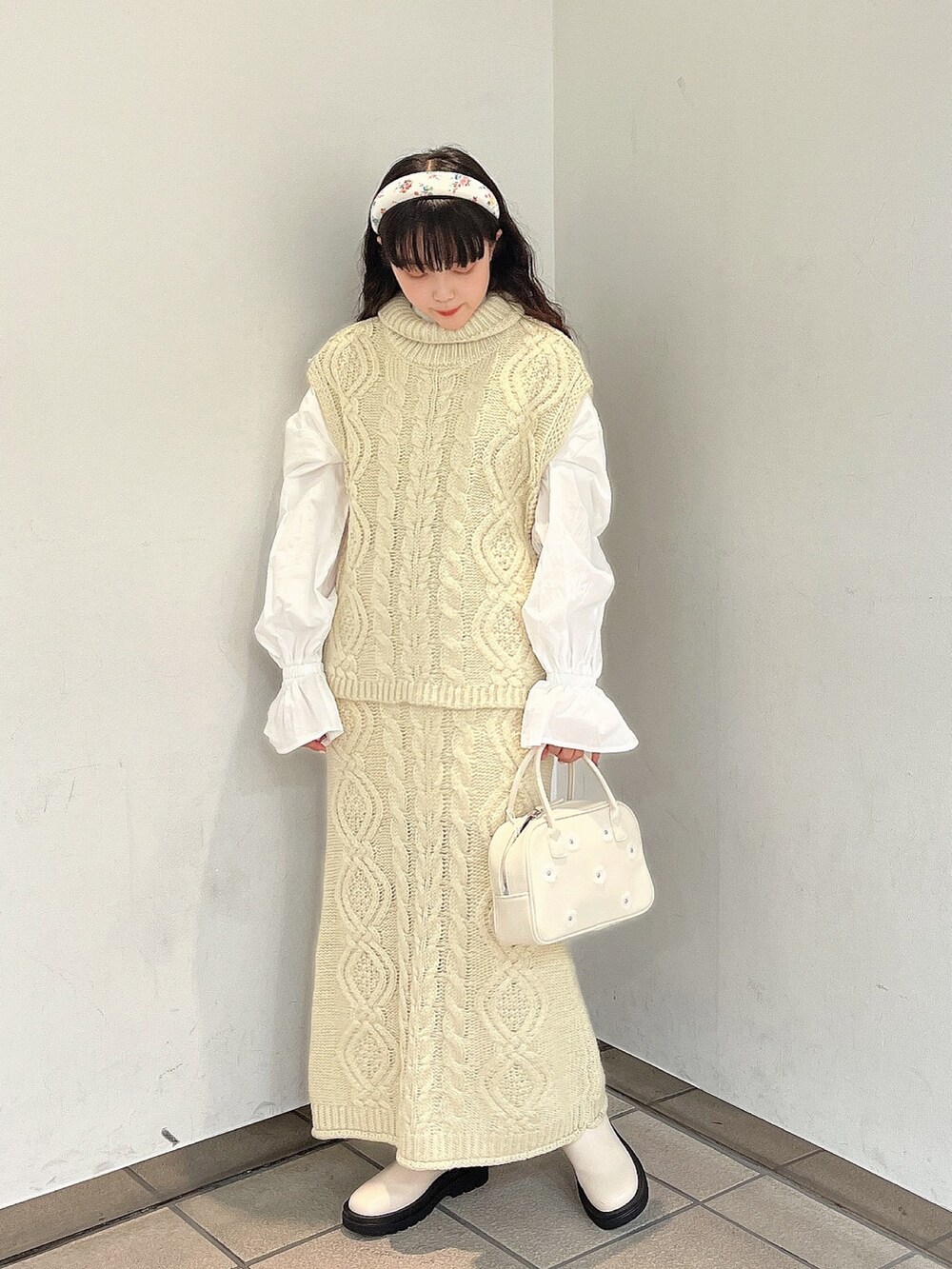 ホワイト系のシャツ/ブラウス、ホワイト系のニット/セーター、ホワイト系のスカートを着用したレディースの秋コーディネートの2枚目の写真