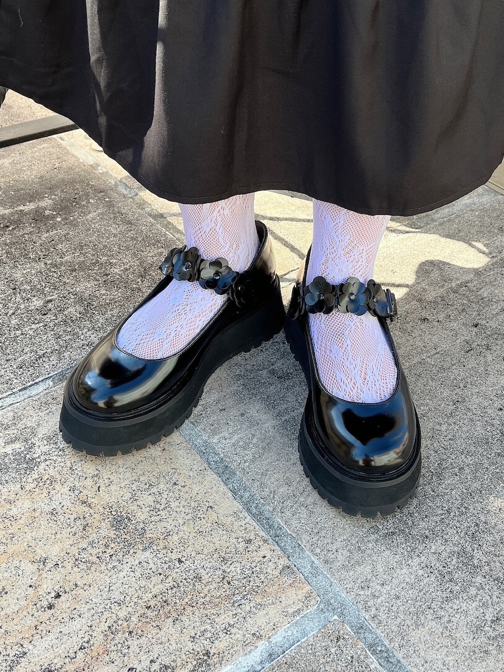 ホワイト系のシャツ/ブラウス、グレー系のワンピース、ホワイト系のローファーを着用したレディースの冬コーディネートの8枚目の写真