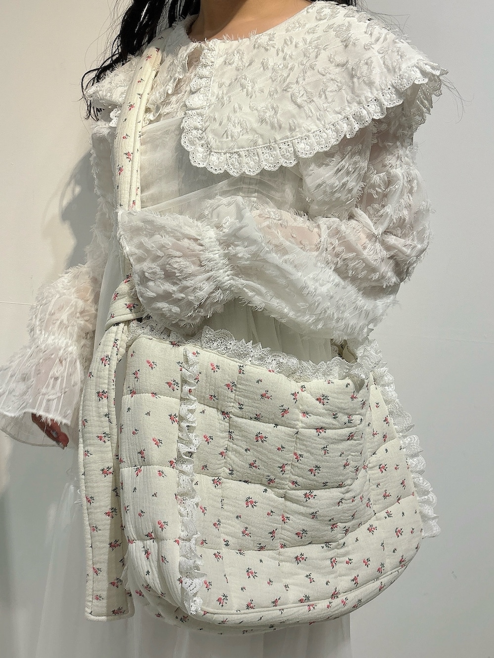 ホワイト系のシャツ/ブラウス、ピンク系のショルダーバッグ、ホワイト系のワンピースを着用したレディースの秋コーディネートの8枚目の写真