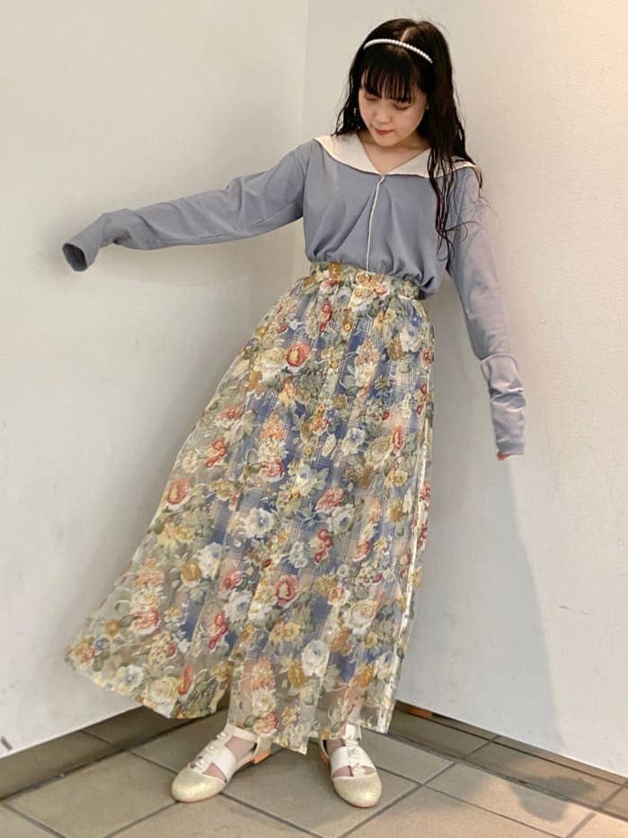 イエロー系のスカート、ベージュ系のパンプス、ブルー系のTシャツ/カットソーを着用したレディースの夏コーディネートの2枚目の写真