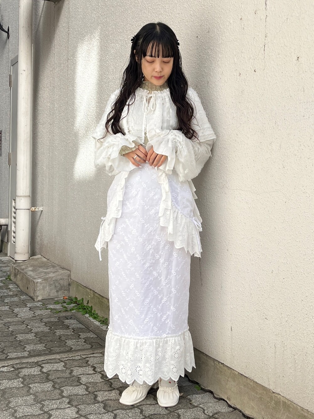 ホワイト系のシャツ/ブラウス、グリーン系のTシャツ/カットソー、ホワイト系のスカートを着用したレディースの冬コーディネートの2枚目の写真