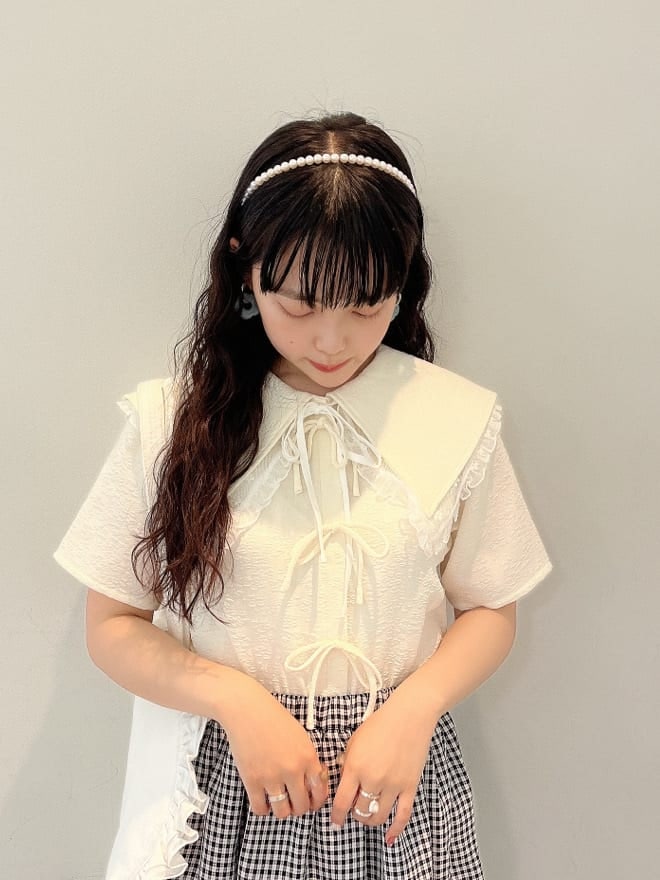 ホワイト系のシャツ/ブラウス、ホワイト系のスニーカー、ブラック系のスカートを着用したレディースの夏コーディネートの2枚目の写真