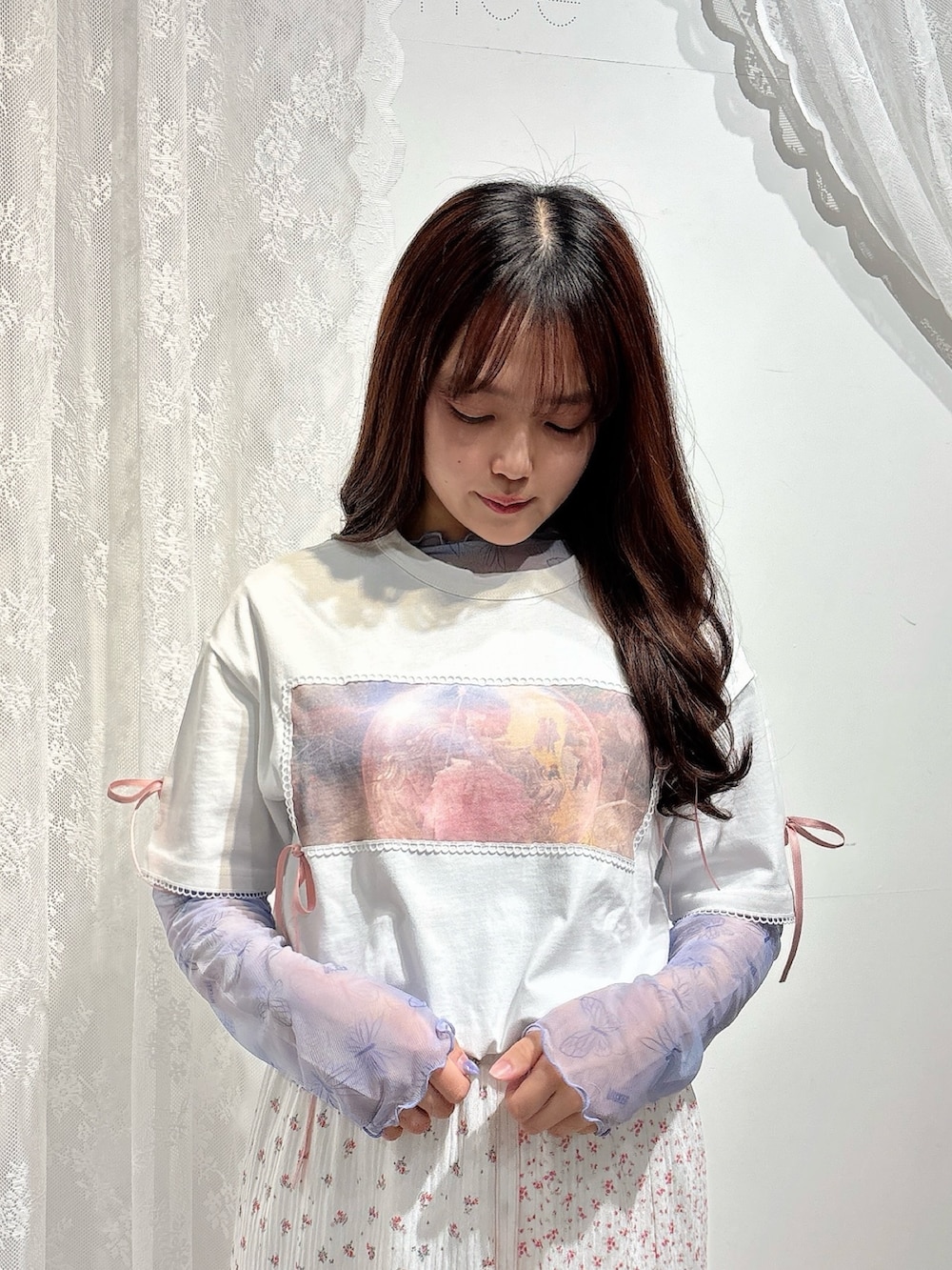 ホワイト系のTシャツ/カットソー、パープル系のTシャツ/カットソー、ピンク系のスカートを着用したレディースの春コーディネートの4枚目の写真