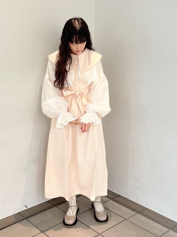 ベージュ系のパンプス、ホワイト系のワンピース、ホワイト系のシャツ/ブラウスを着用したレディースの秋コーディネートの2枚目の写真