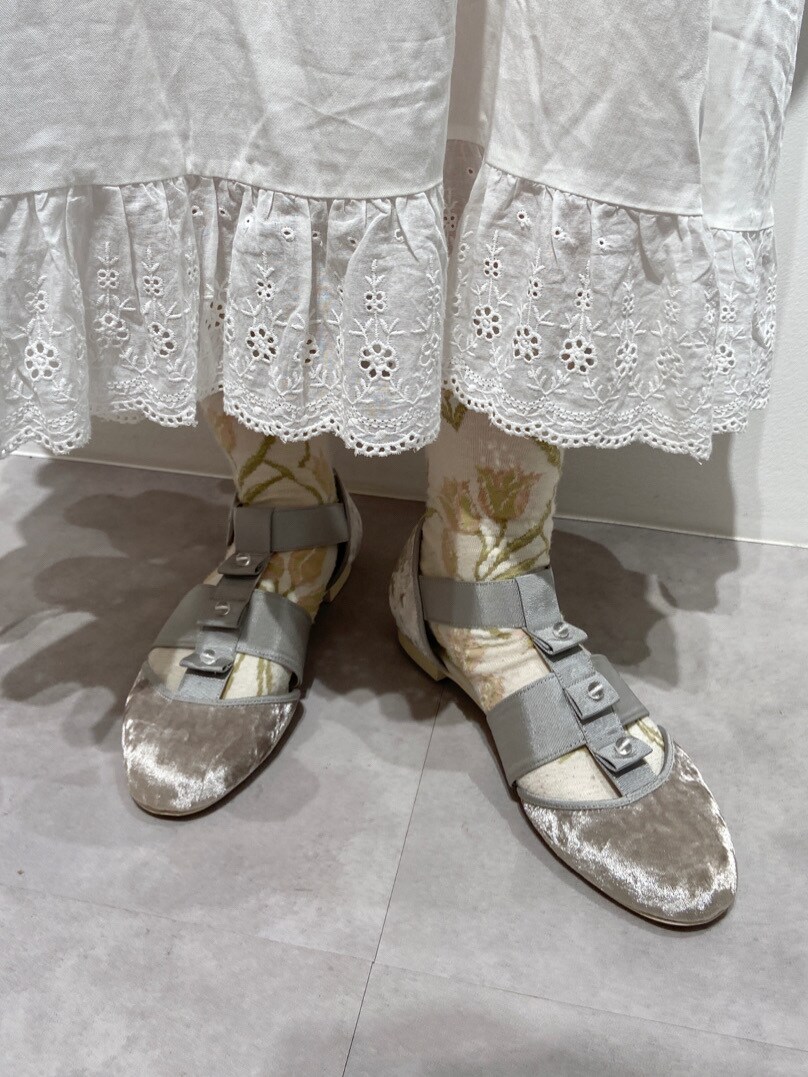 イエロー系のシャツ/ブラウス、ホワイト系のその他シューズを着用したレディースの春コーディネートの4枚目の写真