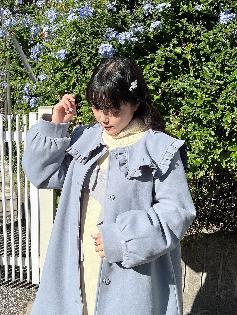 ブルー系のその他アウター、ホワイト系のワンピース、ホワイト系のスニーカーを着用したレディースの冬コーディネートの2枚目の写真