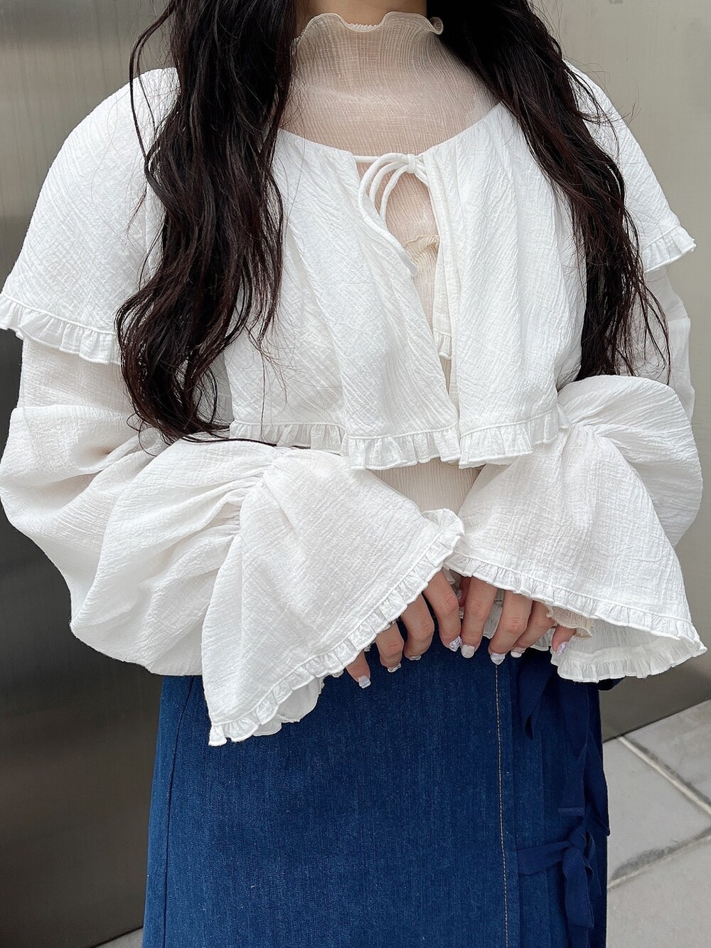 ベージュ系のTシャツ/カットソー、ホワイト系のシャツ/ブラウス、ブルー系のデニムスカートを着用したレディースの夏コーディネートの5枚目の写真