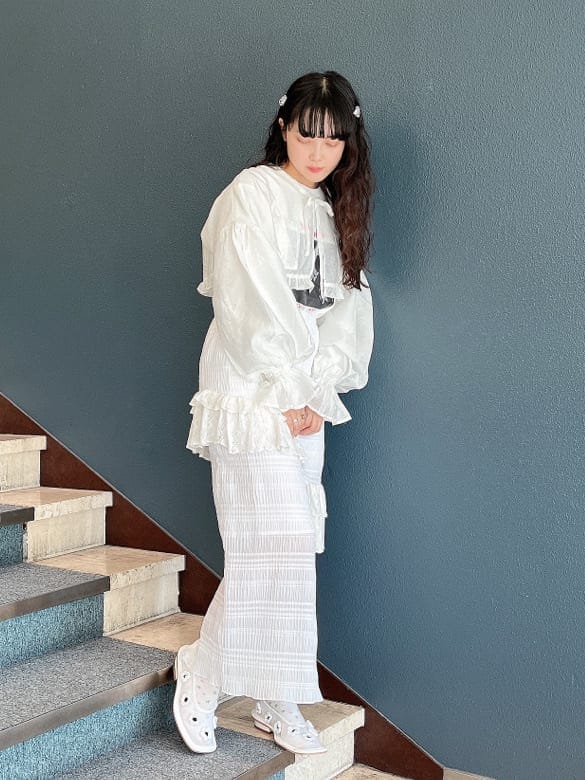 ホワイト系のスカート、ホワイト系のパンプス、ホワイト系のシャツ/ブラウスを着用したレディースの夏コーディネートの2枚目の写真