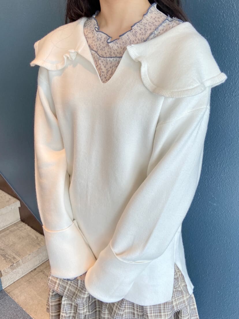 ホワイト系のTシャツ/カットソー、ベージュ系のスカート、ホワイト系のその他シューズを着用したレディースの秋コーディネートの5枚目の写真