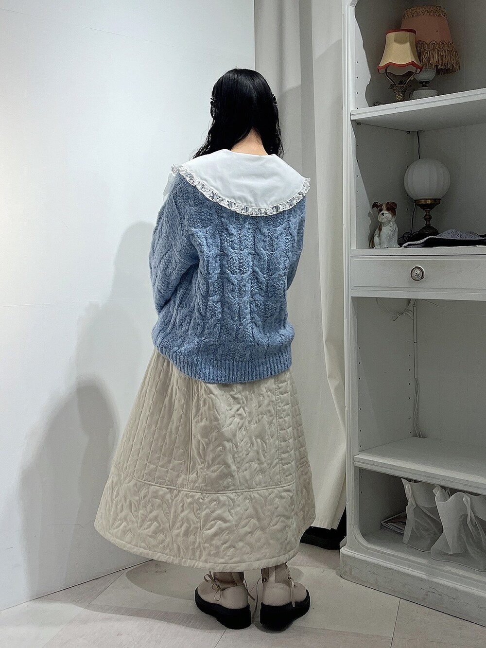 ホワイト系のシャツ/ブラウス、ブルー系のニット/セーター、ホワイト系のスカートを着用したレディースの秋コーディネートの4枚目の写真