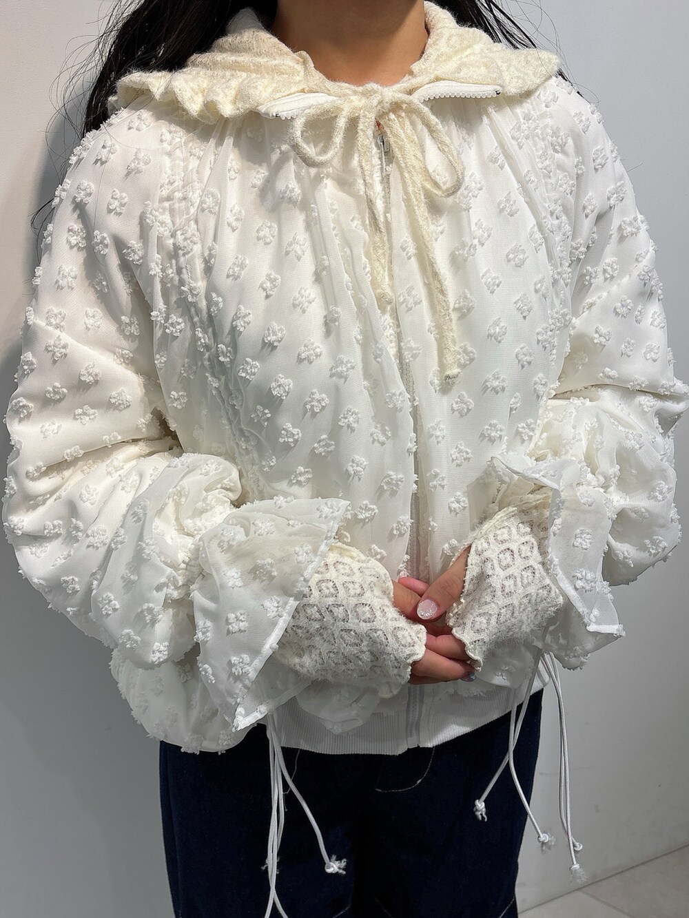 ホワイト系のジャージ、ブルー系のデニムパンツ、ホワイト系のスニーカーを着用したレディースの秋コーディネートの7枚目の写真