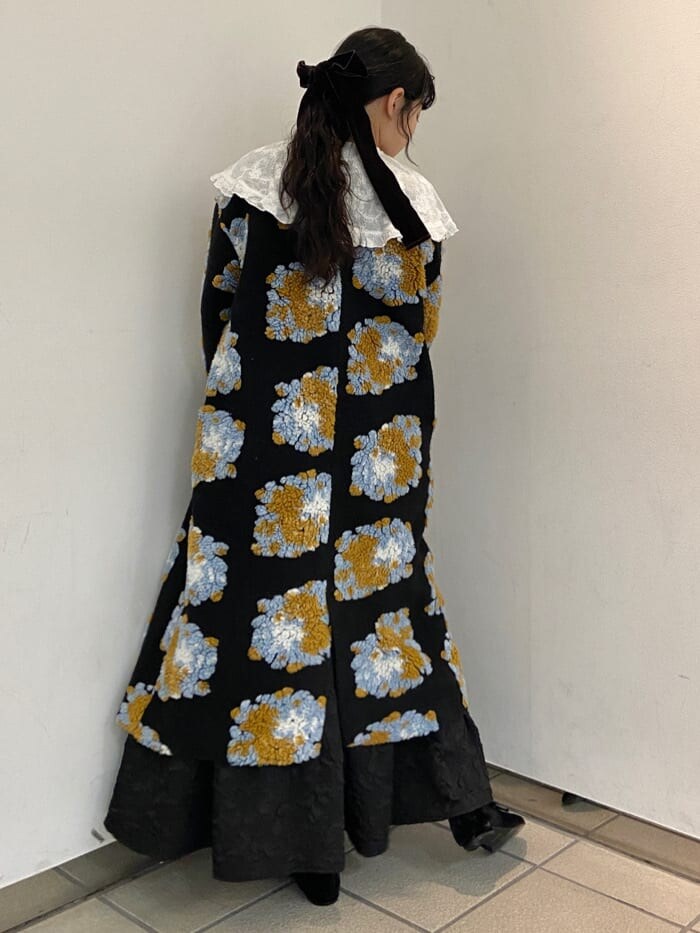 その他のその他アウター、ブラック系のワンピース、ホワイト系のシャツ/ブラウスを着用したレディースの秋コーディネートの2枚目の写真