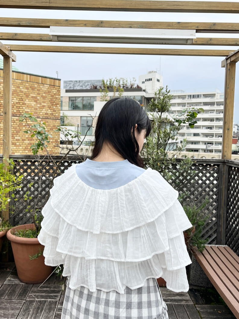 ホワイト系のTシャツ/カットソー、ホワイト系のサンダル、ブルー系のTシャツ/カットソーを着用したレディースの春コーディネートの4枚目の写真