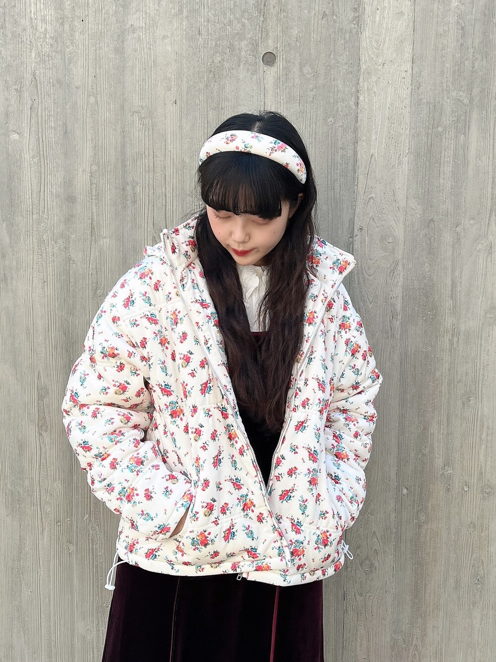 ホワイト系のシャツ/ブラウス、ホワイト系のナイロンジャケット、レッド系のワンピースを着用したレディースの冬コーディネートの5枚目の写真