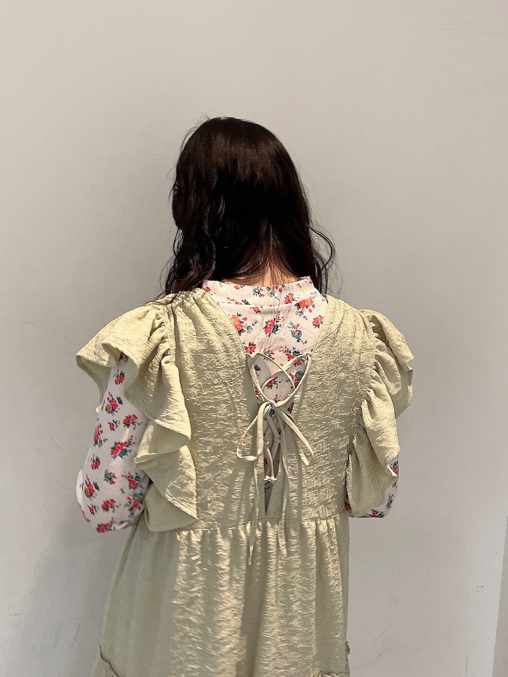 グリーン系のワンピース、ホワイト系のパンプス、ホワイト系のTシャツ/カットソーを着用したレディースの冬コーディネートの5枚目の写真