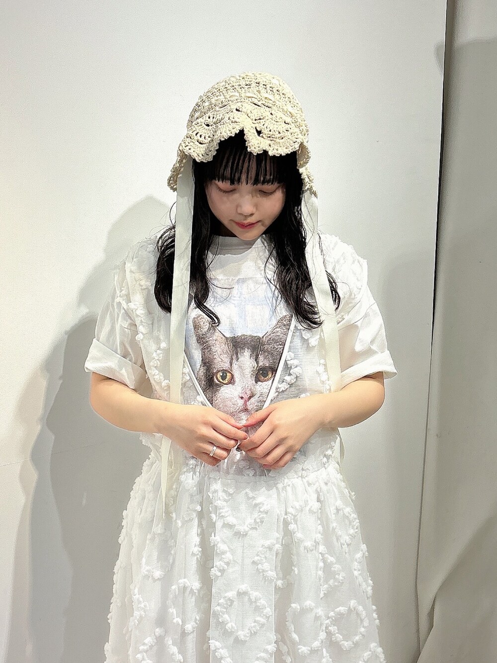 ホワイト系のTシャツ/カットソー、ホワイト系のジャンパースカート、ホワイト系のスニーカーを着用したレディースの春コーディネートの5枚目の写真