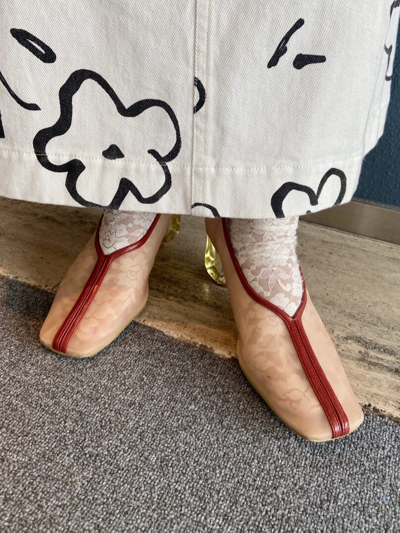 ホワイト系のトートバッグ、ベージュ系のTシャツ/カットソー、ホワイト系のスカートを着用したレディースの夏コーディネートの8枚目の写真