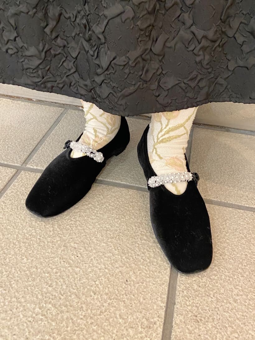 その他のその他アウター、ブラック系のワンピース、ホワイト系のシャツ/ブラウスを着用したレディースの秋コーディネートの8枚目の写真