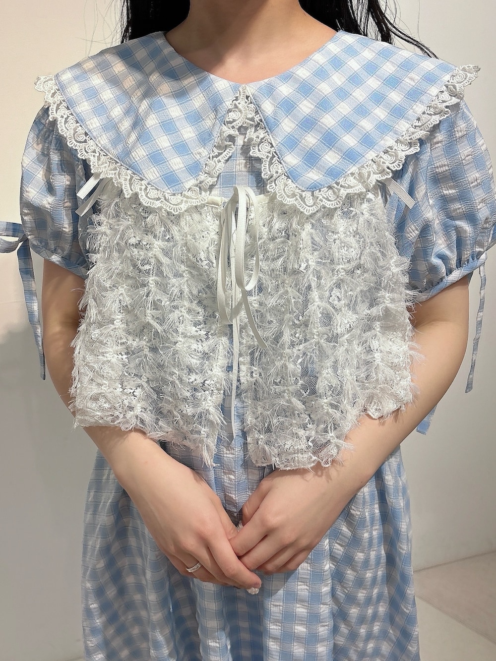 ホワイト系のキャミソール、ブルー系のワンピース、ホワイト系のスニーカーを着用したレディースの春コーディネートの6枚目の写真