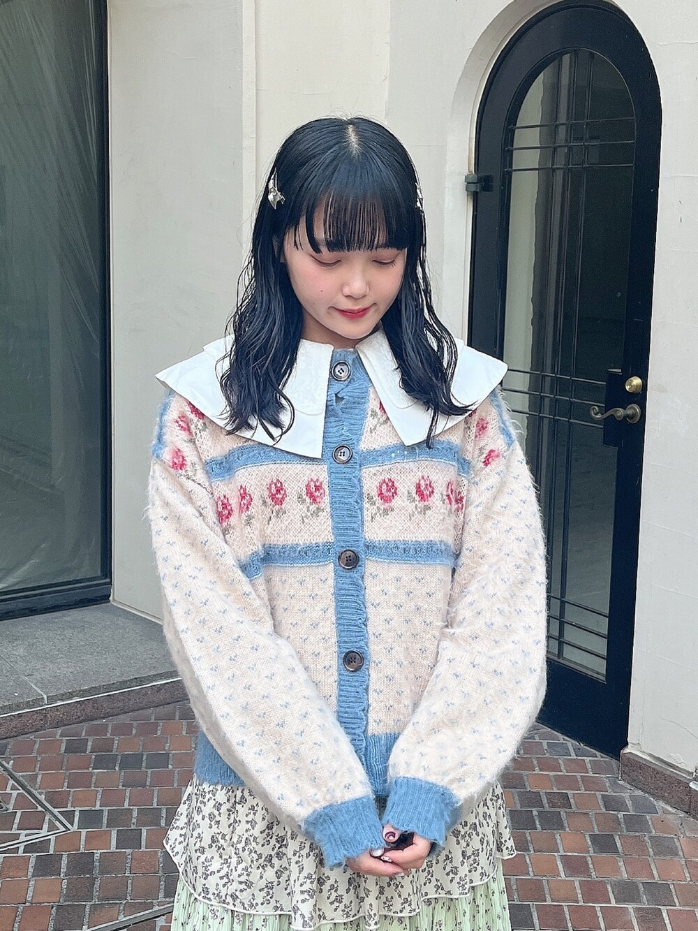 ホワイト系のシャツ/ブラウス、ブルー系のカーディガン/ボレロ、グリーン系のスカートを着用したレディースの冬コーディネートの5枚目の写真