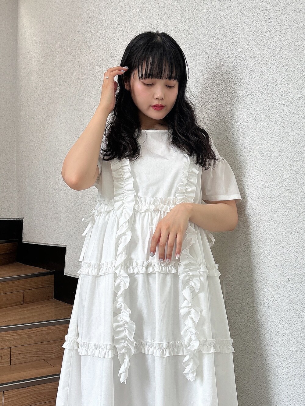 ホワイト系のスニーカー、ホワイト系のワンピース、ホワイト系のショルダーバッグを着用したレディースの夏コーディネートの5枚目の写真